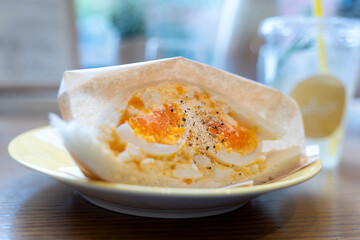 Egg sandwich with black pepper