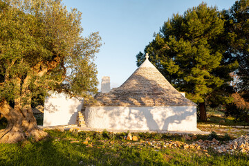 Plakat A traditional trullo with a conical stone roof stands quietly in the countryside of Puglia. This image reflects heritage architecture and rustic simplicity ideal for travel design or cultural content