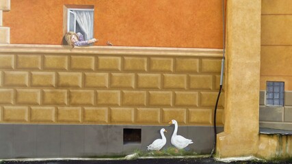 un murales con donna e oche a Ponzano Superiore in Toscana