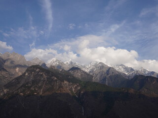 Obraz premium Jade Dragon Snow Mountain during golden hour