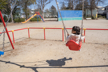 公園で遊ぶ子供