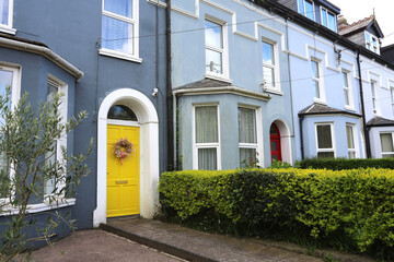 Façades de maisons colorées en Irlande avec petits jardins