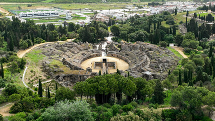 vista aérea del anfiteatro de la ciudad romana de Itálica, España	