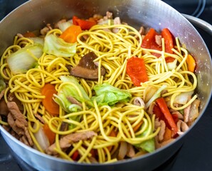 The most traditional yakisoba prepared with vegetables, noodles, pork and oriental spices.