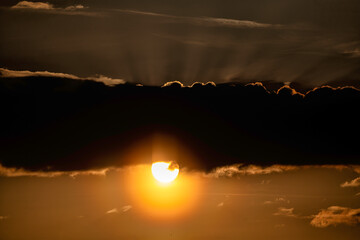 Abendsonne unter einem Wolkengebilde