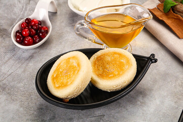 Roasted cheesecakes - Syrniki with honey