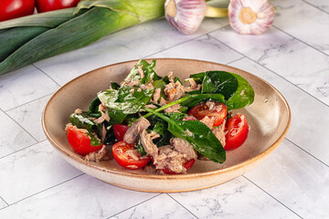 Salad with canned tuna and spinach