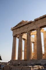 Obraz premium The Parthenon temple glowing in sunlight on a clear day in Athens. A majestic and timeless view of classical Greece.