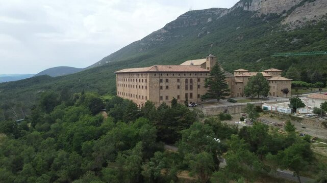 Monasterio de Leyre (Navarra) desde el aire acerc&aacute;ndose 2