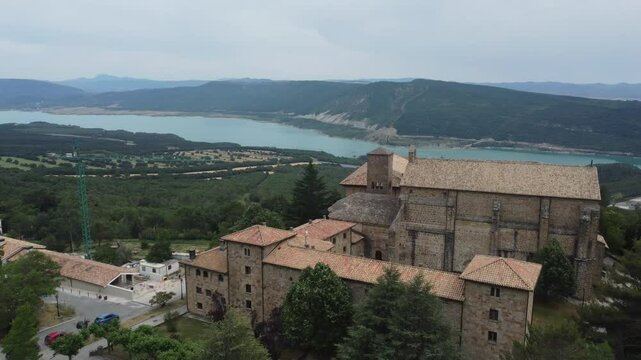 Sobrevolando el Monasterio de Leyre (Navarra) y vistas del embalse de Yesa