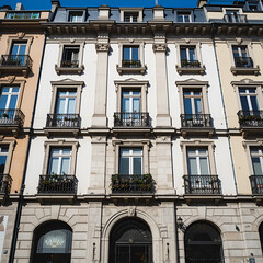 Obraz premium facades of classic building in downtown in madrid spain