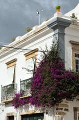 Esquina de un edificio antiguo con buganvillas en Tavira, Algarve, Portugal.