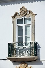 Detalle del balcón de un edificio antiguo en Tavira, Algarve, Portugal.