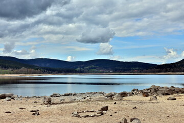 Niedrigwasser im Schluchsee im Frühling