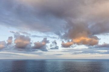 Serene Ocean Horizon with Stunning Sunset Clouds Over Kailua-Kona, Hawaii