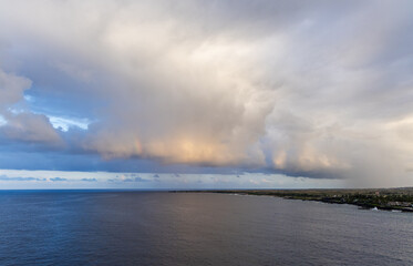 Obraz premium Scenic Ocean View With Dramatic Clouds and Rainbow in Kailua-Kona, Hawaii