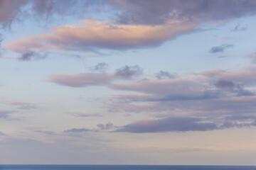 Obraz premium Tranquil Seascape with Sunset Clouds Over Kailua-Kona, Hawaii Horizon