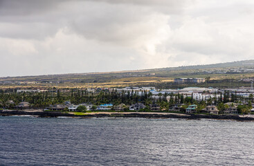 Obraz premium Coastal View of Kailua-Kona, Hawaii Featuring Waterfront Homes and Lush Vegetation