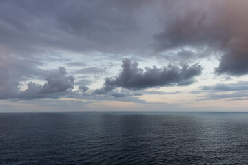 Obraz premium Serene Ocean Horizon With Overcast Skies at Kailua-Kona, Hawaii