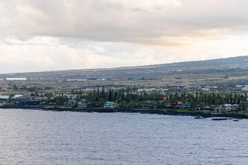 Obraz premium Scenic Coastal Neighborhood in Kailua-Kona, Hawaii with Ocean and Vegetation