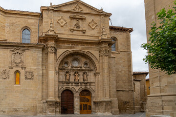 Fototapeta premium Cathedral of the Saviour in Santo Domingo de la Calzada, La Rioja, Spain. It houses a henhouse with a rooster and a hen.