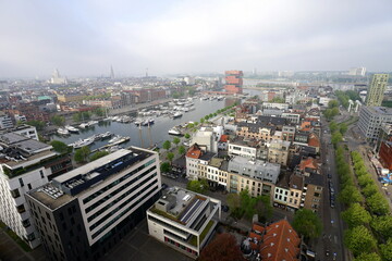 Obraz premium Blick auf das MAS Museum aan de Stroom und den Stadtteil Eilandje mit moderne Architektur und der Schelde im Hintergrund in Antwerpen in Flandern in Belgien 