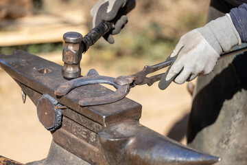 Proceso artesanal de herrar un caballo / yegua
