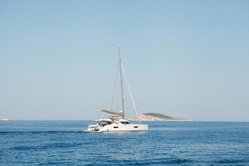 Obraz premium Enjoy the Serene Sailing Experience in Calm Waters Right Next to a Beautiful Tropical Island