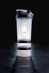 Smart large-format reusable shaker bottle for dietary supplements, ideal for gym and fitness...