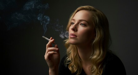 Obraz premium Woman smoking cigarette (1)