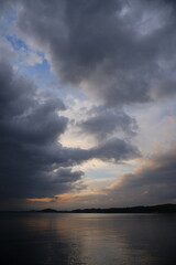 厚い雲に覆われた春の海