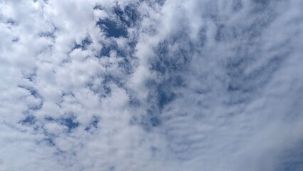 Obraz premium Beautiful Blue Sky with Fluffy White Clouds on a Sunny Day Image