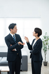 立って話すビジネスマン