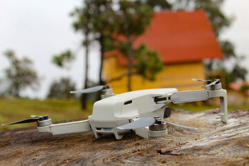 Dron con fondo de cabaña entre la naturaleza