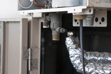 マンション共用廊下のパイプスペースにあるガス機器