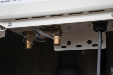 マンション共用廊下のパイプスペースにあるガス機器