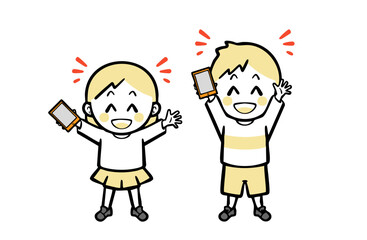スマホを持って喜ぶ、普段着の男女の子ども