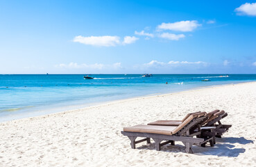 Transats sur plage paradisiaque 