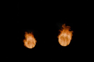 黒背景に二つの火の玉の3DCG画像