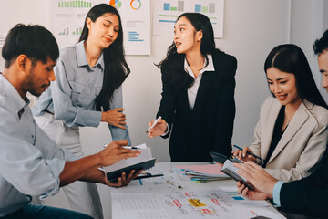Fototapeta premium Team of financial advisory services. Asian advisor showing plan of investment to clients in the consultancy office..