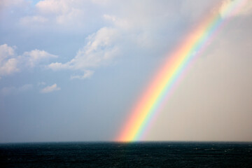 海にかかる虹