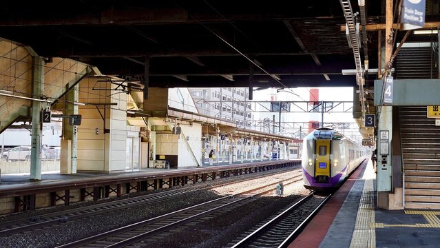 北海道苫小牧駅に入線する特急北斗