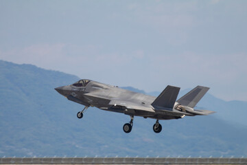 離陸する戦闘機