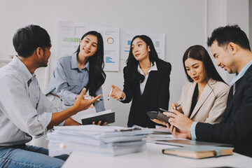 Fototapeta premium Team of financial advisory services. Asian advisor showing plan of investment to clients in the consultancy office..
