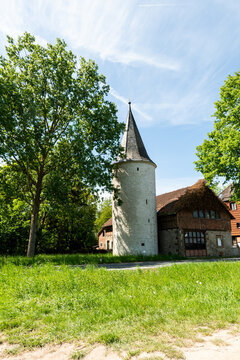 Stolz ragte der Bockenemer K&ouml;nigsturm in den Himmel, Heute eine historische Sehensw&uuml;rdigkeit etwas au&szlig;erhalb der Stadt fr&uuml;her einer von f&uuml;nf Wehrt&uuml;rmen f&uuml;r die Stadt, die anderen vier existieren nicht