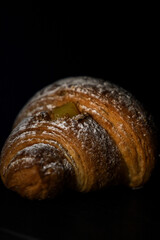 Classico italiano, cornetto alla crema con zucchero a velo artigianale.