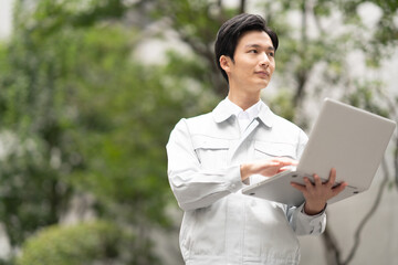 作業服を着た男性