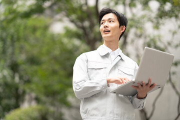 作業服を着た男性