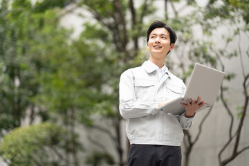 作業服を着た男性