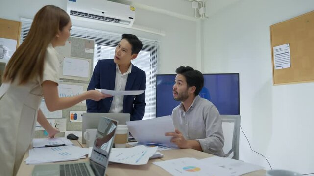 Business leader presenting bold UX and CX ideas to team, sharing strategy, customer journey insights, and innovation goals in a dynamic digital optimization, and design thinking with a collaborative